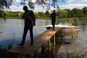 Новини Вінниці / У Вінниці чоловік спалював непотріб на березі водойми та здивувався, що це порушення (ФОТО)