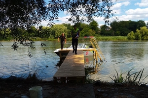 Новини Вінниці / У Вінниці чоловік спалював непотріб на березі водойми та здивувався, що це порушення (ФОТО)