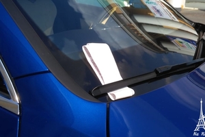 Новини Вінниці / У Вінниці інспектори з паркування виписали постанову на власника Bentley, який зупинився біля ОДА (ФОТО)