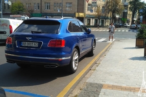 Новини Вінниці / У Вінниці інспектори з паркування виписали постанову на власника Bentley, який зупинився біля ОДА (ФОТО)