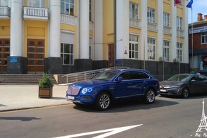 Новини Вінниці / У Вінниці інспектори з паркування виписали постанову на власника Bentley, який зупинився біля ОДА (ФОТО)