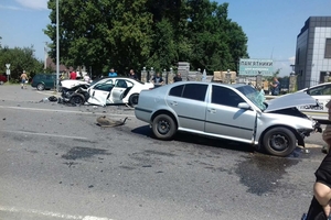 Новини Вінниці / "Мерседес" та "Шкода" зіткнулись у Вінниці: обох водіїв госпіталізовано (ФОТО, ВІДЕО)