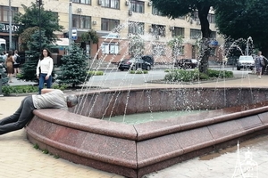 Новини Вінниці / У Вінниці початок роботи фонтану "Рошен" перенесли на 8 серпня, а інші водограї вже вмикають (ФОТО, ВІДЕО)