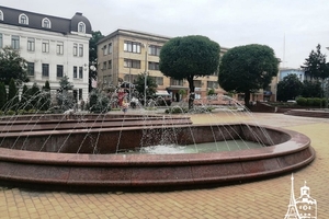 Новини Вінниці / У Вінниці початок роботи фонтану "Рошен" перенесли на 8 серпня, а інші водограї вже вмикають (ФОТО, ВІДЕО)