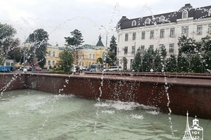 Новини Вінниці / У Вінниці початок роботи фонтану "Рошен" перенесли на 8 серпня, а інші водограї вже вмикають (ФОТО, ВІДЕО)