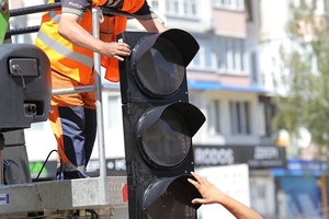 Новини Вінниці / У Вінниці біля нової школи на Поділлі монтують світлофор (ФОТО)