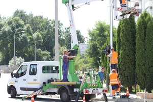 Новини Вінниці / У Вінниці біля нової школи на Поділлі монтують світлофор (ФОТО)