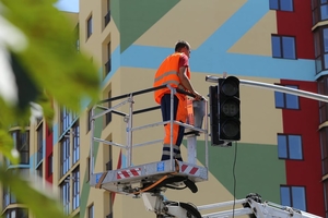 Новини Вінниці / У Вінниці біля нової школи на Поділлі монтують світлофор (ФОТО)