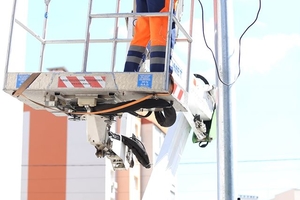 Новини Вінниці / У Вінниці біля нової школи на Поділлі монтують світлофор (ФОТО)