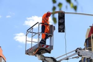 Новини Вінниці / У Вінниці біля нової школи на Поділлі монтують світлофор (ФОТО)