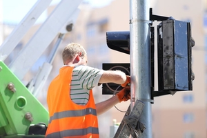 Новини Вінниці / У Вінниці біля нової школи на Поділлі монтують світлофор (ФОТО)