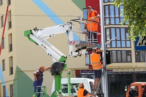 Новини Вінниці / У Вінниці біля нової школи на Поділлі монтують світлофор (ФОТО)