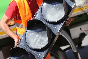 Новини Вінниці / У Вінниці біля нової школи на Поділлі монтують світлофор (ФОТО)