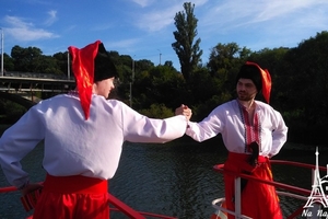 Новини Вінниці / У Вінниці започатковують екскурсії по річці зі справжніми козаками та пістолями (ФОТО, ВІДЕО)