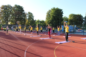 Новини Вінниці / У Вінниці в мікрорайоні Олієжиркомбінату провели ранкову розминку за участі професійної тренерки та керівництва ViOil (ФОТО)