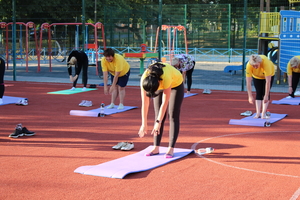 Новини Вінниці / У Вінниці в мікрорайоні Олієжиркомбінату провели ранкову розминку за участі професійної тренерки та керівництва ViOil (ФОТО)