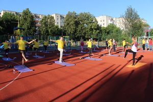 Новини Вінниці / У Вінниці в мікрорайоні Олієжиркомбінату провели ранкову розминку за участі професійної тренерки та керівництва ViOil (ФОТО)