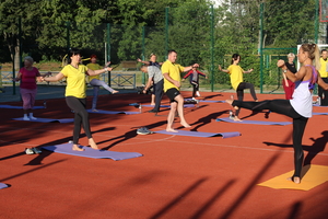 Новини Вінниці / У Вінниці в мікрорайоні Олієжиркомбінату провели ранкову розминку за участі професійної тренерки та керівництва ViOil (ФОТО)