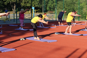 Новини Вінниці / У Вінниці в мікрорайоні Олієжиркомбінату провели ранкову розминку за участі професійної тренерки та керівництва ViOil (ФОТО)