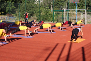 Новини Вінниці / У Вінниці в мікрорайоні Олієжиркомбінату провели ранкову розминку за участі професійної тренерки та керівництва ViOil (ФОТО)