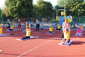 Новини Вінниці / У Вінниці в мікрорайоні Олієжиркомбінату провели ранкову розминку за участі професійної тренерки та керівництва ViOil (ФОТО)