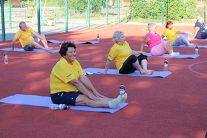 Новини Вінниці / У Вінниці в мікрорайоні Олієжиркомбінату провели ранкову розминку за участі професійної тренерки та керівництва ViOil (ФОТО)