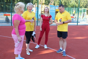 Новини Вінниці / У Вінниці в мікрорайоні Олієжиркомбінату провели ранкову розминку за участі професійної тренерки та керівництва ViOil (ФОТО)