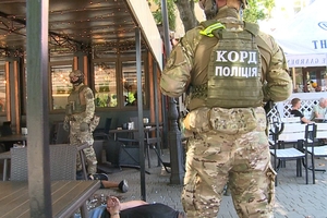 Новини Вінниці / Біля Вежі у Вінниці КОРД затримав двох підозрюваних у нічному погромі в «Європі» (ФОТО) 