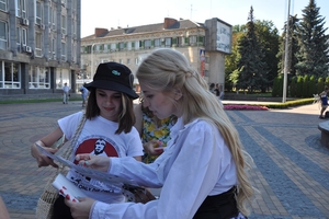 Новини Вінниці / Більше сотні учасників мистецького селфі-квесту "шукали" історичні місця у Вінниці напередодні Дня Незалежності (ФОТО)