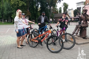 Новини Вінниці / Більше сотні вінничан у вишиванках виїхали на велопарад у День Незалежності (ФОТО, ВІДЕО)