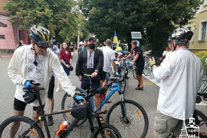 Новини Вінниці / Більше сотні вінничан у вишиванках виїхали на велопарад у День Незалежності (ФОТО, ВІДЕО)
