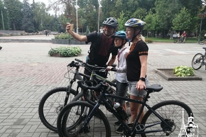 Новини Вінниці / Більше сотні вінничан у вишиванках виїхали на велопарад у День Незалежності (ФОТО, ВІДЕО)