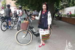 Новини Вінниці / Більше сотні вінничан у вишиванках виїхали на велопарад у День Незалежності (ФОТО, ВІДЕО)