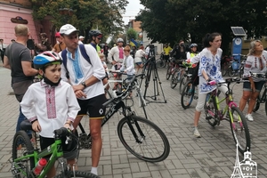 Новини Вінниці / Більше сотні вінничан у вишиванках виїхали на велопарад у День Незалежності (ФОТО, ВІДЕО)