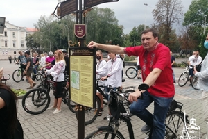 Новини Вінниці / Більше сотні вінничан у вишиванках виїхали на велопарад у День Незалежності (ФОТО, ВІДЕО)