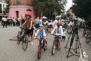 Новини Вінниці / Більше сотні вінничан у вишиванках виїхали на велопарад у День Незалежності (ФОТО, ВІДЕО)