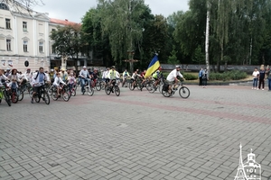 Новини Вінниці / Більше сотні вінничан у вишиванках виїхали на велопарад у День Незалежності (ФОТО, ВІДЕО)