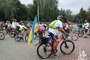 Новини Вінниці / Більше сотні вінничан у вишиванках виїхали на велопарад у День Незалежності (ФОТО, ВІДЕО)