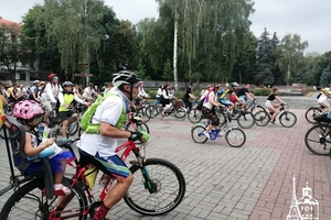 Новини Вінниці / Більше сотні вінничан у вишиванках виїхали на велопарад у День Незалежності (ФОТО, ВІДЕО)