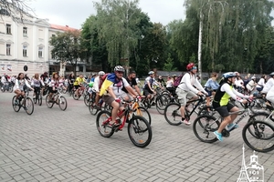 Новини Вінниці / Більше сотні вінничан у вишиванках виїхали на велопарад у День Незалежності (ФОТО, ВІДЕО)