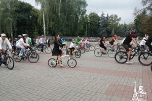 Новини Вінниці / Більше сотні вінничан у вишиванках виїхали на велопарад у День Незалежності (ФОТО, ВІДЕО)