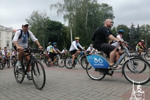 Новини Вінниці / Більше сотні вінничан у вишиванках виїхали на велопарад у День Незалежності (ФОТО, ВІДЕО)