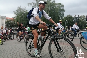 Новини Вінниці / Більше сотні вінничан у вишиванках виїхали на велопарад у День Незалежності (ФОТО, ВІДЕО)