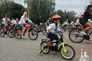 Новини Вінниці / Більше сотні вінничан у вишиванках виїхали на велопарад у День Незалежності (ФОТО, ВІДЕО)