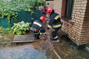 Новини Вінниці / Вінницю злива і град перетворили на Венецію (ВІДЕО)