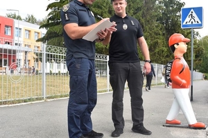 Новини Вінниці / У Вінниці патрульні обстежують дороги біля шкіл (ФОТО)