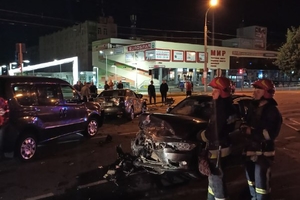 Новини Вінниці / Нічна аварія на Космонавтів у Вінниці: постраждало троє людей (ФОТО)