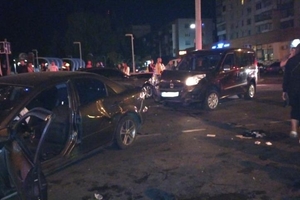 Новини Вінниці / Нічна аварія на Космонавтів у Вінниці: постраждало троє людей (ФОТО)