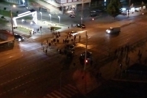 Новини Вінниці / Нічна аварія на Космонавтів у Вінниці: постраждало троє людей (ФОТО)