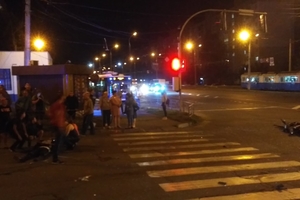 Новини Вінниці / ДТП з мотоциклом та двома автівками у Вінниці: лікарі рятують мотоцикліста (ФОТО, ВІДЕО) 